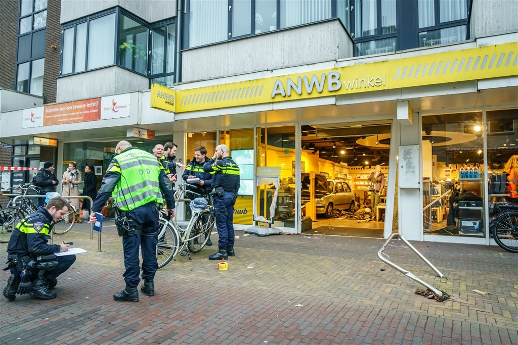 bestuurder-die-anwb-winkel-in-zeist-binnenreed-is-91-jaar-oud